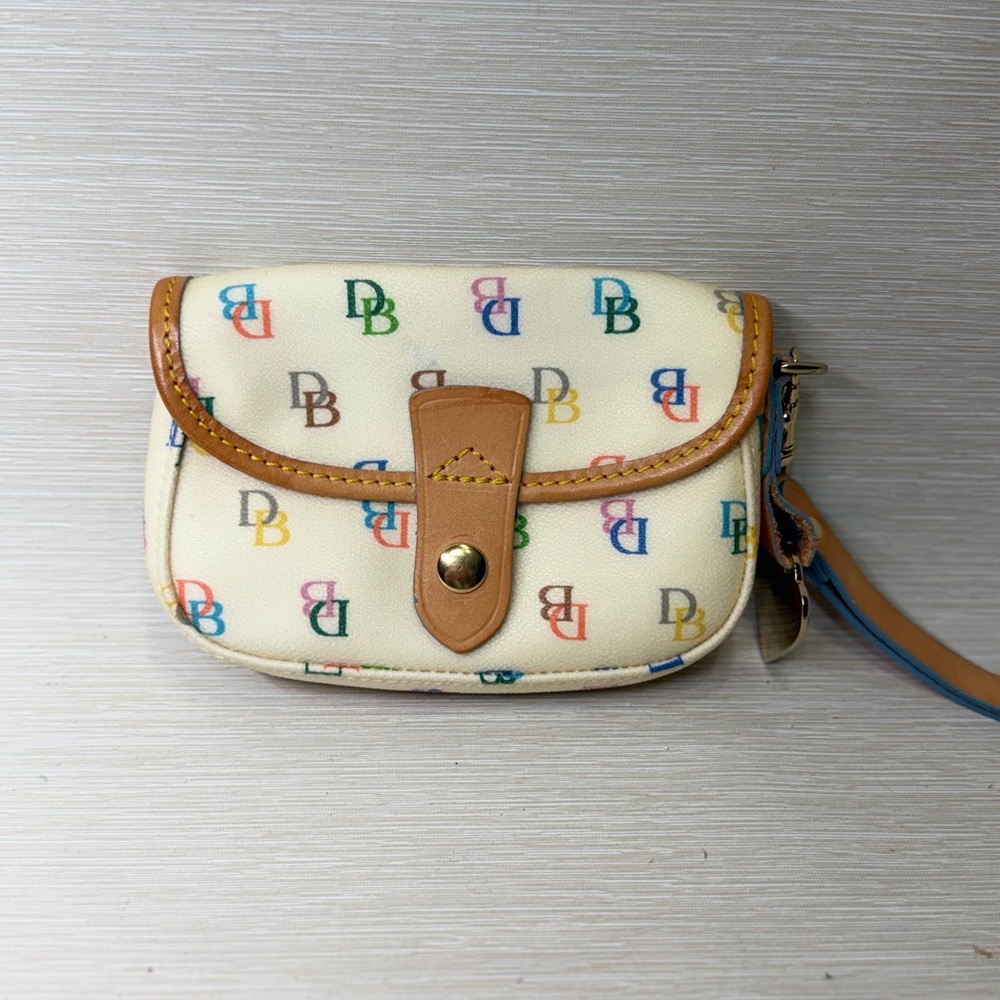 DOONEY & BOURKE VINTAGE WHITE MULTI COATED CANVAS SNAP LEATHER
WRISTLET